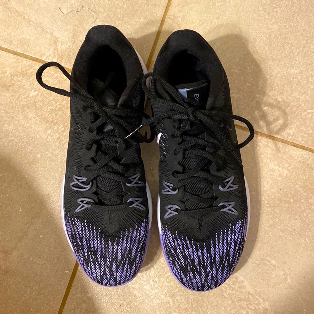 Nike low-top basketball shoes size 5.5